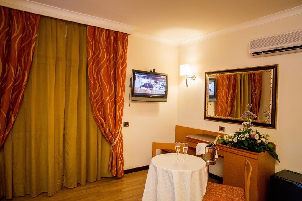 Hotel Ares Pontinia Eksteriør billede